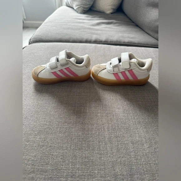 Size 5 adidas toddler girl tennis shoes - Picture 3 of 8